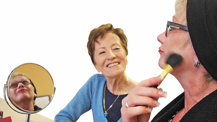 Chemotherapie- und Strahlen-Patientinnen wie Elke Wassmuth lernen von Elisabeth Wolf (links), wie ihr Äußeres ihr Inneres positiv beeinflussen kann.  Fotos: Diana Fuchs