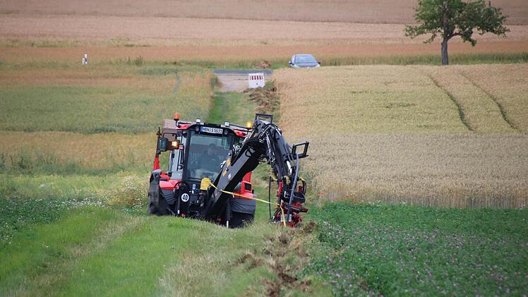 Benjamin Risch pflügt das Lehrrohr für das Glasfaserkabel ein. Foto: Ralf Ruppert
