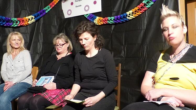 Die Therapiestunde mit Astrid Kafka, Sabine Walz, Susanne Käb (in schwarz) und Karin Albert liess auch kein Auge trocknen.