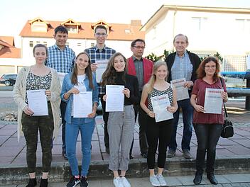 Die BR gratuliert ihren im Bundeswettbewerb erfolgreichen Blende-Fotografen. Unser Bild zeigt (von links) Katrin Moder, Horst Heuschmann, Nadja Wirth, Nicolas Landgraf, Franziska Sittig, BR-Redaktionsleiter Alexander Müller, Helen Schröppel, Helmut Büchner und Marion Wiegel. Foto: Dagmar Besand