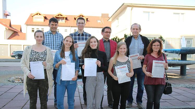 Die BR gratuliert ihren im Bundeswettbewerb erfolgreichen Blende-Fotografen. Unser Bild zeigt (von links) Katrin Moder, Horst Heuschmann, Nadja Wirth, Nicolas Landgraf, Franziska Sittig, BR-Redaktionsleiter Alexander Müller, Helen Schröppel, Helmut Büchner und Marion Wiegel. Foto: Dagmar Besand
