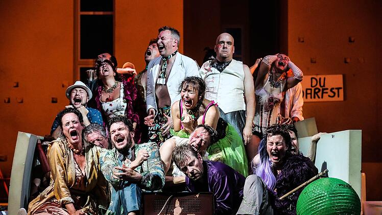 Die Oper "Aufstieg und Fall der Stadt Mahagonny" von Bert Brecht und Kurt Weill feierte Premiere am Landestheater Coburg. Regie führte Konstanze Lauterbach.Foto: Henning Rosenbusch