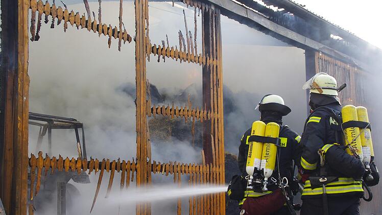 Die Feuerwehren beim Löschen des Scheunenbrandes. Foto: Marco Meißner