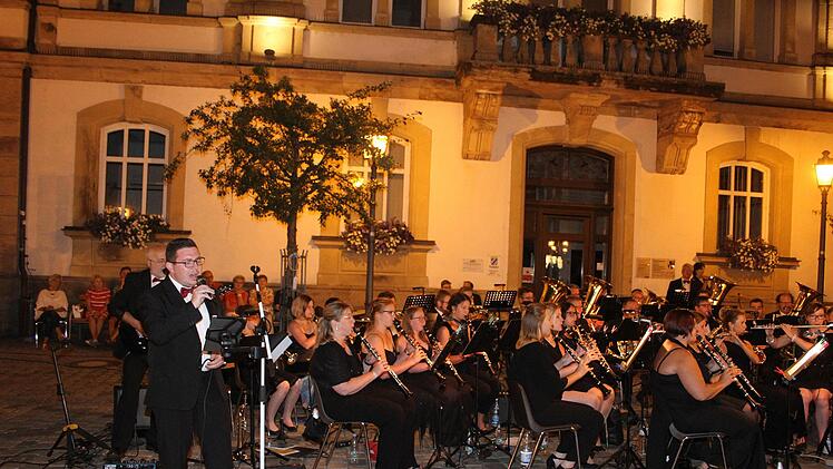 Als die Sonne langsam unterging und den Marktplatz in goldenes Licht tauchte, legte Dirigent Thomas Eschenbacher "Sound of silence" auf - und zauberte damit magische Momente. Gesanglich überzeugte wieder einmal Andreas Caspar.Foto: Sonny Adam
