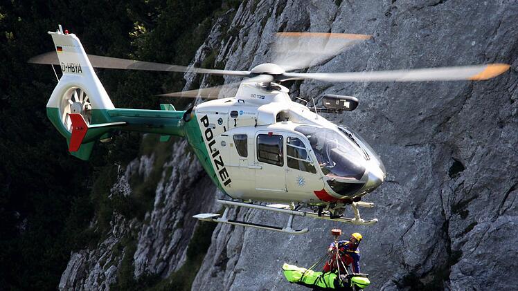 Gleich mehrmals musste die Bergrettung in &Ouml;sterreich wegen eines Renters aus Deutschland ausr&uuml;cken. Nur mit viel M&uuml;he und gegen erheblichen Widerstand des Seniors konnten sie den Mann schlie&szlig;lich nach stundenlanger Tortur retten. Symbolbild: Lukas Barth dpa/lby