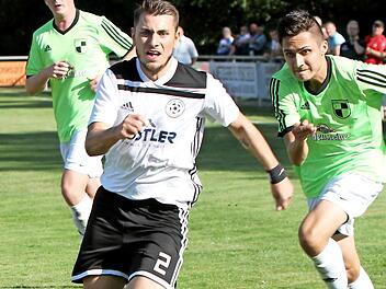 René Lang (weißes Trikot) und die SpVgg Lauter lassen sich in dieser Saison von niemanden aufhalten.  Foto: Archiv/Günther Geiling