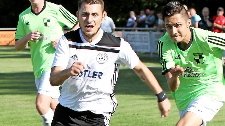 René Lang (weißes Trikot) und die SpVgg Lauter lassen sich in dieser Saison von niemanden aufhalten.  Foto: Archiv/Günther Geiling