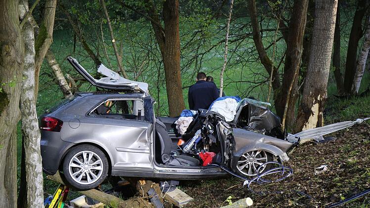 Am Donnerstagabend (9. Mai 2019) ist es bei Selb (Kreis Wunsiedel, Oberfranken) zu einem schweren Unfall gekommen. Fotos: Fricke/News5