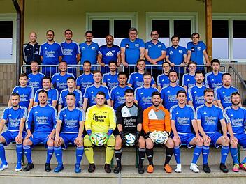 Die Mannschaft des FC Mitwitz für die Saison 2019/20 - Erste Reihe oben v. l.: Johannes Müller (Trainer), Erik Vetter (Co-Trainer), Kamil Gryglewicz (Spielertrainer zweite Mannschaft), Tobias Martin (Zweiter Vorstand), Jürgen Heidenbluth (Erster Vorstand), Harald Weißbrodt (Sportlicher Leiter), Boris Prediger (Spielleiter Erste Mannschaft), Moritz Köhn (Spielleiter Zweite Mannschaft), Marco Schwerdt (Betreuer Erste Mannschaft). Zweite Reihe v. l.: Benjamin Müller, Frank Reisenweber, Christian...