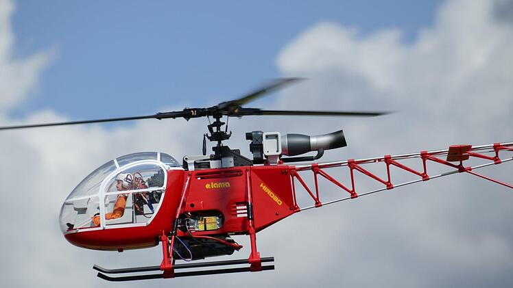 Beim Drehflüglertreffen in Glend gab es nicht nur Kunstflug-Darbietungen zu bestaunen wie einen Hubschrauberbeim Flug auf dem Kopf. Vielmehr gab es auch reichlich Gelegenheit zum Fachsimpeln.Foto: Michael Stelzner