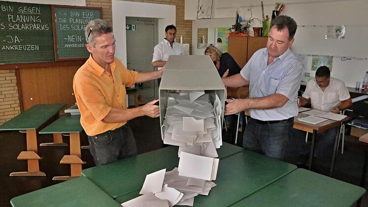 Die Bürger haben entschieden. Kurz nach 18 Uhr leerten Norbert Scheichenost und Robert Bohla und (von links) die Wahlurne.