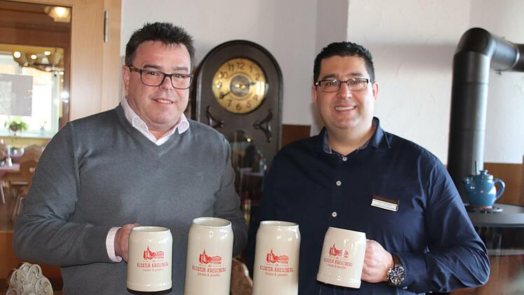 Zurück zum Original: Ab dem 1. Februar gibt's das Kreuzbergbier wieder ausschließlich im Steinkrug. Geschäftsführer Christian Weghofer (links) und Gastronomieleiter Giuseppe Cerasola verkündeten jetzt das Aus für die Glaskrüge.