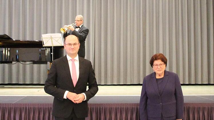 Festakt im Kurhaushotel: (von links) Georg Sperrle, Geschäftsführer der Caritas Einrichtungen GmBH, Landrat Thomas Bold, Staatsminister Albert Füracker, Barbara Stamm, Ehrenpräsidentin des Caritasverbandes für die Diözese Würzburg, Bürgermeister Andreas Sandwall und Clemens Bieber, Vorsitzender des Caritasverbandes für die Diözese Würzburg.