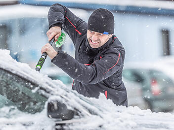 Verschiedene Eiskratzer-Modelle im Test zeigen, welche Werkzeuge für freie und sichere Autoscheiben im Winter am effektivsten sind.