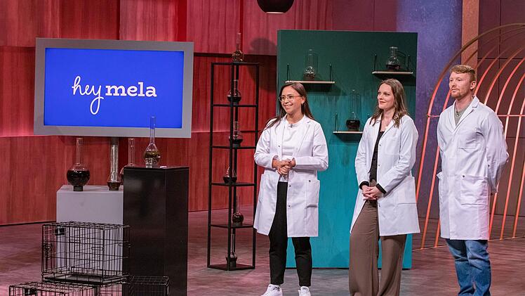 Stephanie Pfeil-Coenen, Alina Eilers und Stanislaus Hans sprechen vor dem Pitch zu "hey mela" eine Triggerwarnung aus.