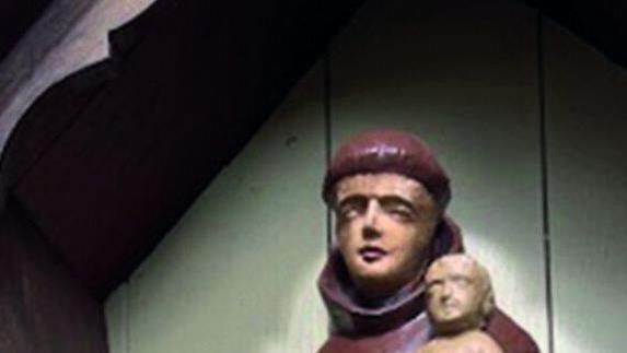 Der Heilige Antonius mit einer geschnitzten Lilie in der Hand.