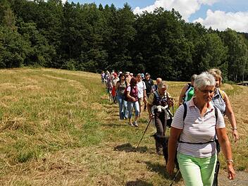 Malerische Landschaft, idyllische Wege - und vor allem bestes Wetter: 70 Teilnehmer genossen die Wanderung zum Kupferberger Brunnenfest. Fotos: Katrin Geyer