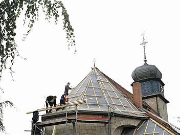 Handwerker dichten das Kirchendach ab und schützen es so vor Wind und Regen. Fotos: Stepahnie Elm/ Bernhard Kretz