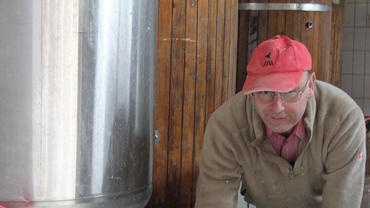 Hans Rohbogner aus Stadtsteinach fliest den Lagerkeller, wo künftig das Metzdorfer Bier reifen soll, bevor es getrunken wird.