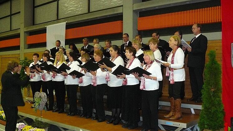 Der gemischte Chor des Gesangvereines Fölschnitz mit Dirigent Alexander Thern. Foto: Klaus-Peter Wulf