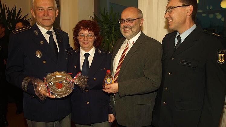 Unser Foto zeigt beim Besuch mit Austausch von kleinen Erinnerungen von links: Ovidiu Stanciu (Leiter), Adriana Cojan (Stellvertreterin des Standortes Oradea in Rumänien) sowie Bürgermeister Franz Kuhn und den Leiter des Bundespolizeiaus- und -fortbildungszentrums Oerlenbach Thomas Lehmann.  Foto: Stefan Geiger