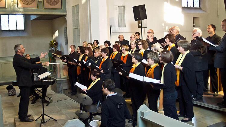 Der SMS-Chor Ludwigsstadt bei seinem Gastspiel in der Heilig-Kreuz-Kirche Coburg.Foto: Jochen Berger
