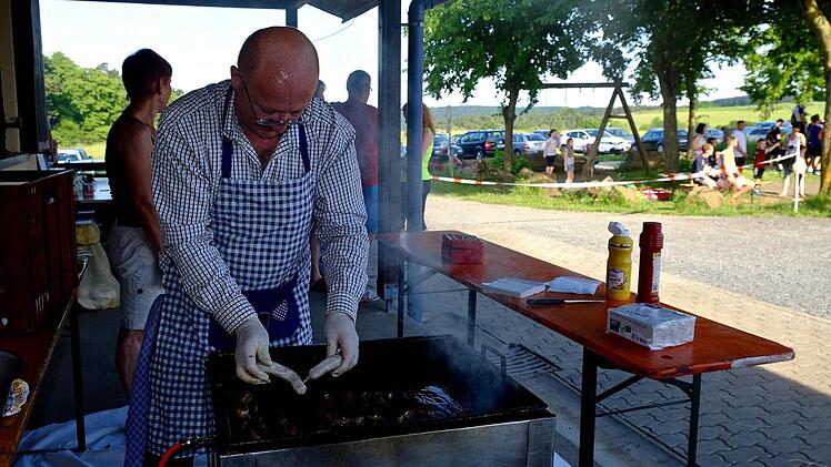 Insgesamt 18 Helfer kamen bei m Start, bei der Zeitmessung sowie bei der kulinarischen Unterstützung mit Getränken, Bratwurst und Kuchen zum Einsatz. Foto: Gerd Schaar
