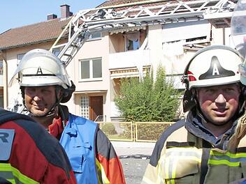 Die Wohnung im ersten Stock des Hauses in der Von-Ketteler-Straße wird komplett zerstört.   Fotos: Josef Hofbauer