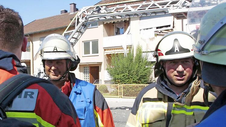 Die Wohnung im ersten Stock des Hauses in der Von-Ketteler-Straße wird komplett zerstört.   Fotos: Josef Hofbauer
