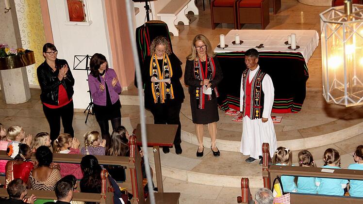 Vor dem Konzert in der Kirche (von links): Silke Kraus, Regina Lehninger, Angelika Tritthart und Petra Pausch mit Pater SamuelRichard Sänger