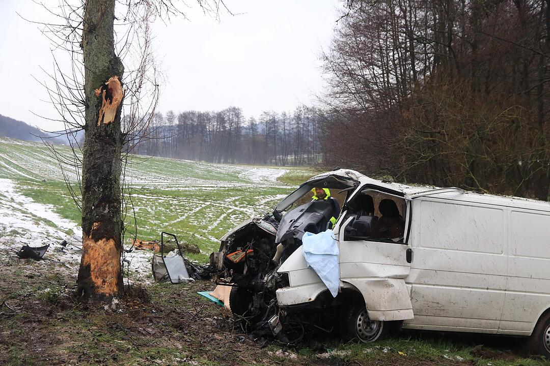 Kleintransporter kracht gegen Baum: Mann stirbt bei Unfall in Mittelfranken