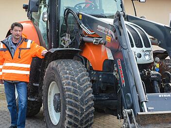 Stefan Metz vor einem Traktor des Bauhofs Bad Bocklet. Er ist der neue Leiter des Bauhofs der Gemeinde.Björn Hein