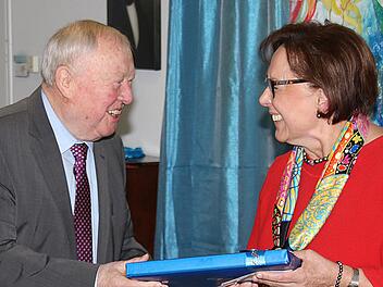 Die Bad Kissinger CSU-Kommunalpolitikerin Karin Renner (rechts) berichtete beim Erzählcafé im Seniorenzentrum Sankt Elisabeth von ihrer Arbeit im Bad Kissinger Stadtrat und Kreistag sowie im Bezirkstag Unterfranken. Baldur Kolb (links) überreichte zum Dank ein Präsent.  Dieter Britz