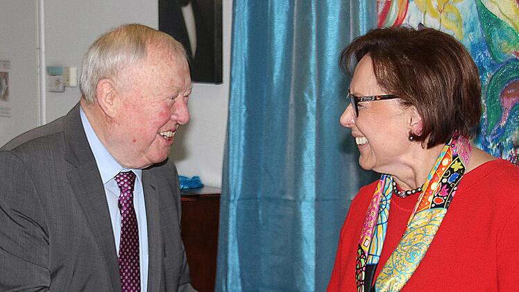 Die Bad Kissinger CSU-Kommunalpolitikerin Karin Renner (rechts) berichtete beim Erzählcafé im Seniorenzentrum Sankt Elisabeth von ihrer Arbeit im Bad Kissinger Stadtrat und Kreistag sowie im Bezirkstag Unterfranken. Baldur Kolb (links) überreichte zum Dank ein Präsent.  Dieter Britz