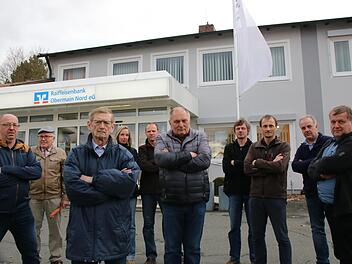 Sie kämpfen um den Erhalt der Raiffeisenbank Obermain Nord in Schwarzach: (von links) Dieter Seuß, Werner Schütz, Rudi Fischer, Claudia Hillmann, Hans Jürgen Münch, Berthold Schmidt, Michael Schuberth, Norbert Schuberth, Max Schneider und Klaus Knorr. Foto: Jürgen Gärtner