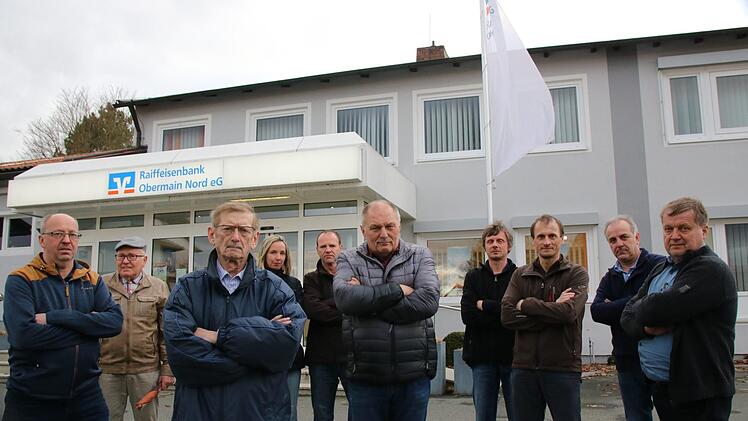 Sie kämpfen um den Erhalt der Raiffeisenbank Obermain Nord in Schwarzach: (von links) Dieter Seuß, Werner Schütz, Rudi Fischer, Claudia Hillmann, Hans Jürgen Münch, Berthold Schmidt, Michael Schuberth, Norbert Schuberth, Max Schneider und Klaus Knorr. Foto: Jürgen Gärtner