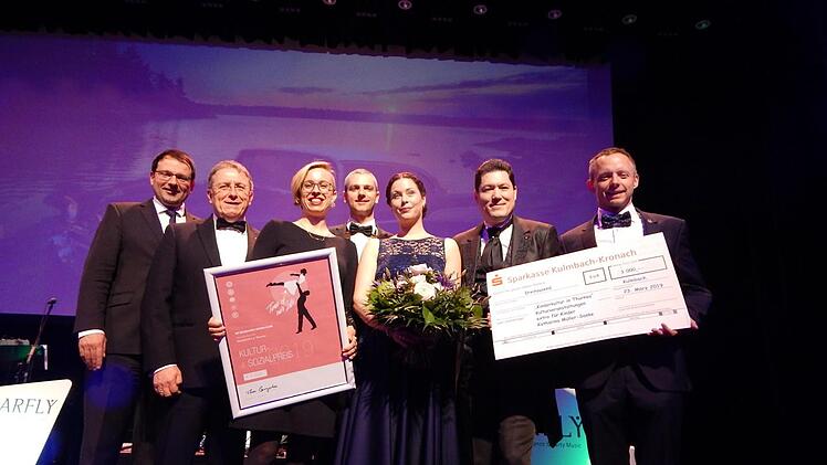 Preisträgerin Katharina Müller-Sanke (Dritte von links) mit MdL Martin Schöffel, OB Henry Schramm, Round Table-Präsident Thomas Baumgärtner, Anna Müller vom Ballausschuss, Laudator Ingo Dannhorn und Christian Alexy von Round Table (von links).