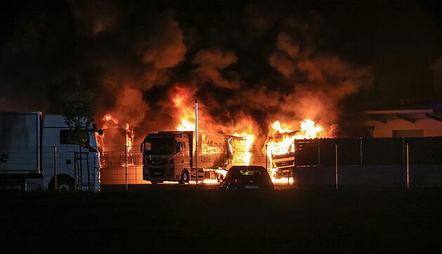 Feuer-Inferno in der Nacht: Brand auf Firmengelände im Kreis Bamberg