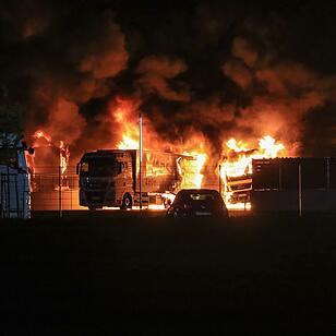 Feuer-Inferno in der Nacht: Brand auf Firmengelände im Kreis Bamberg