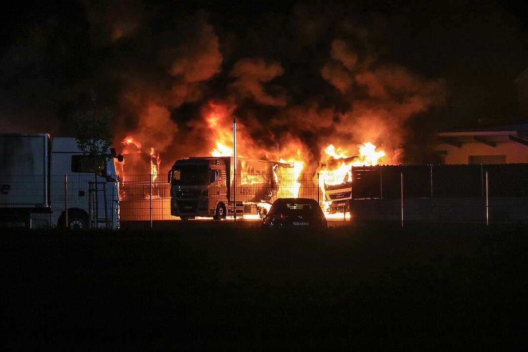 Feuer-Inferno in der Nacht: Brand auf Firmengelände im Kreis Bamberg