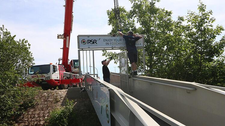Ein Kran lässt die Brücke einschweben. Die Buchstaben RSR auf dem Tor zur Brücke stehen für die Firma RSR Schifffahrt AG. Sie investiert (rund 500 000 Euro) in die Anlegestelle und betreibt sie.