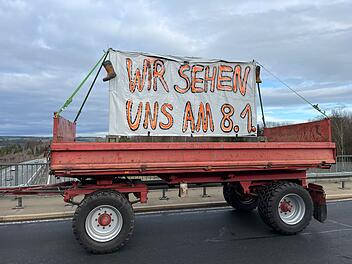 Landwirte demonstrieren auf Autobahnbrücken im Kreis Hof - Proteste sorgen für Behinderungen