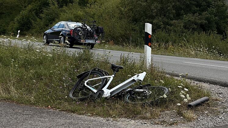 Kreis Kitzingen: Auto erfasst Fahrrad - Radlerin schwer verletzt in Klinik