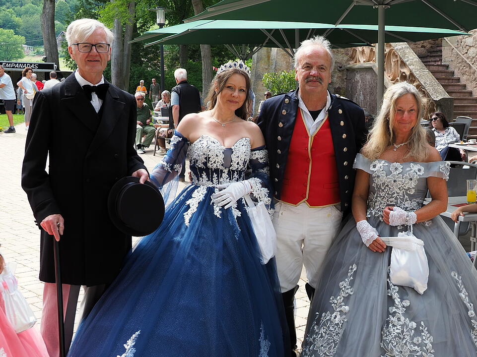 Themenf&uuml;hrungen, Kreativangebote und Live-Musik