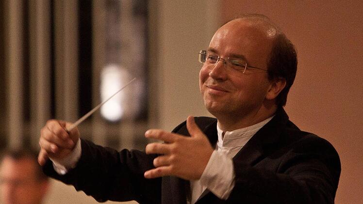 Roland Kluttig bei einem Sinfoniekonzert des Landestheaters in der Coburger Morizkirche.