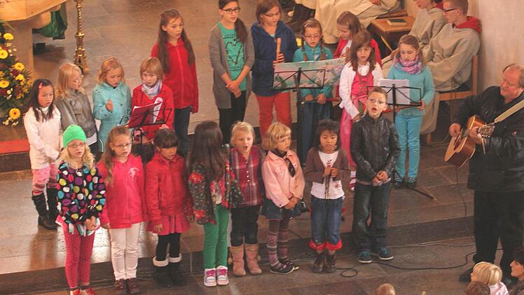 Der Kinderchor unter Johannes Eirich umrahmte den Familiengottesdienst.