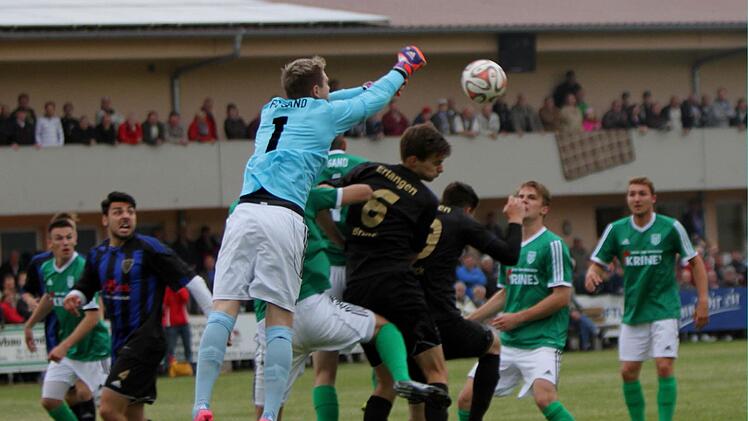 Der Sander Keeper Dominik Biemer faustet hier die Flanke den Erlangern Paul Schulze-Zachau (Nr. 69 und Sandro Gumbrecht vom Kopf; von links der Sander Danny Schlereth und der Erlanger Marco Napoliano, von rechts die Sander Andre Karmann und Stefan Wasser.