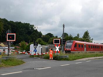 Ist der Sicherheitsposten am "Weiherweg" ein Auslaufmodell? Die DB Netz AG plant den Ausbau des Bahnüberganges. Foto: Dieter Hübner