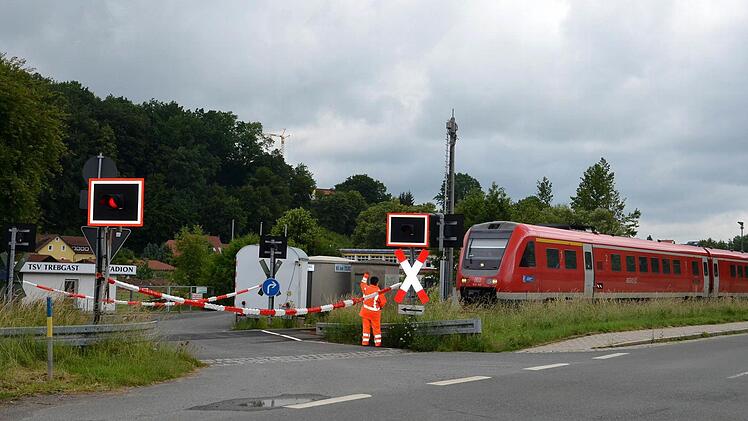 Ist der Sicherheitsposten am "Weiherweg" ein Auslaufmodell? Die DB Netz AG plant den Ausbau des Bahnüberganges. Foto: Dieter Hübner