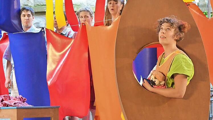 Nilz Bessel, Silvia Steger, Sandra Lava, Franziska Theiner in "Pippi Langstrumpf".  Foto: Sebastian Worch